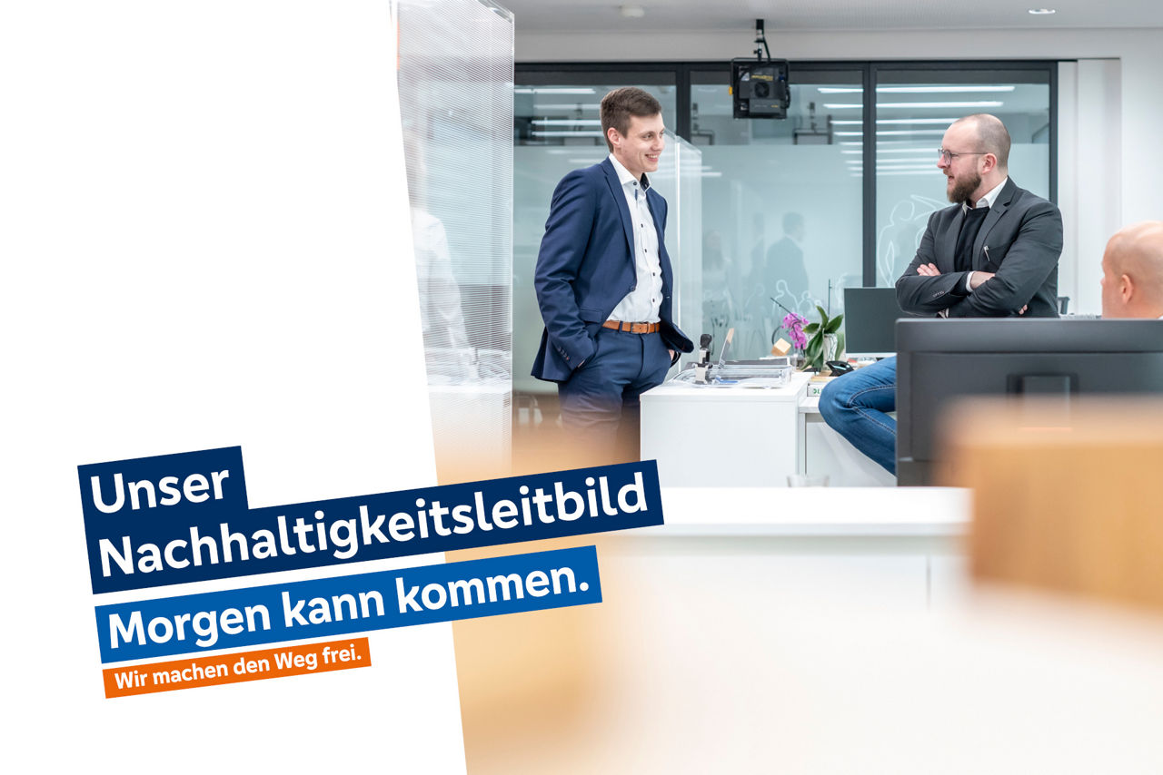 Drei Männer unterhalten sich in lockerer Runde