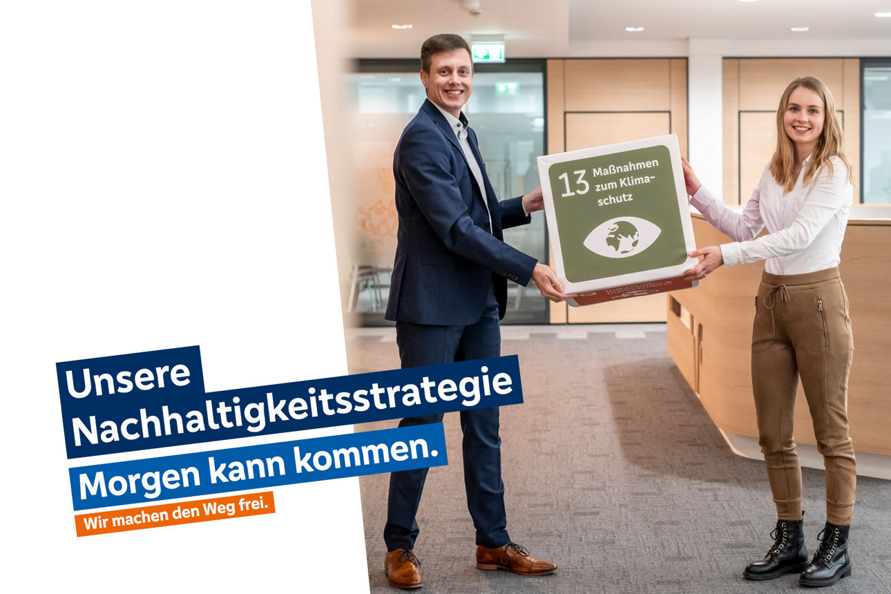 Mann und Frau halten einen Würfel