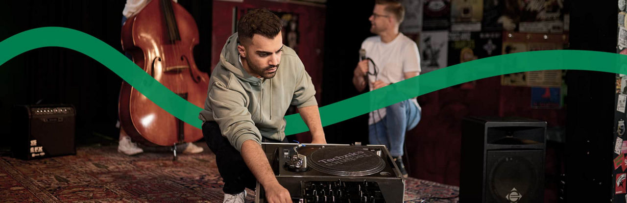 Ein Mann baut die Technik für ein Konzert auf