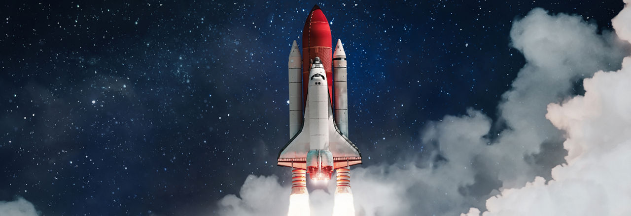 Eine Rakete startet in den dunklen Sternenhimmel