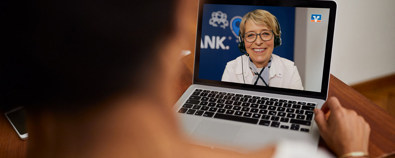 Frau hält Laptop in der Hand und nimmt an einer Videoberatung teil
