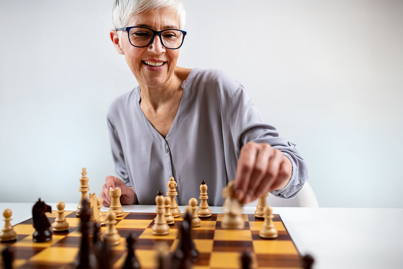 Frau beim Schachspielen