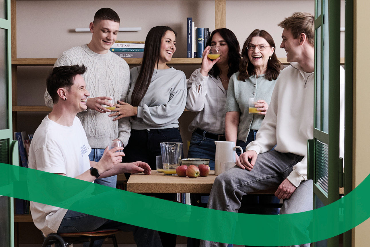 Eine Gruppe mit Männern und Frauen in gelassenem, feierlichem Ambiente