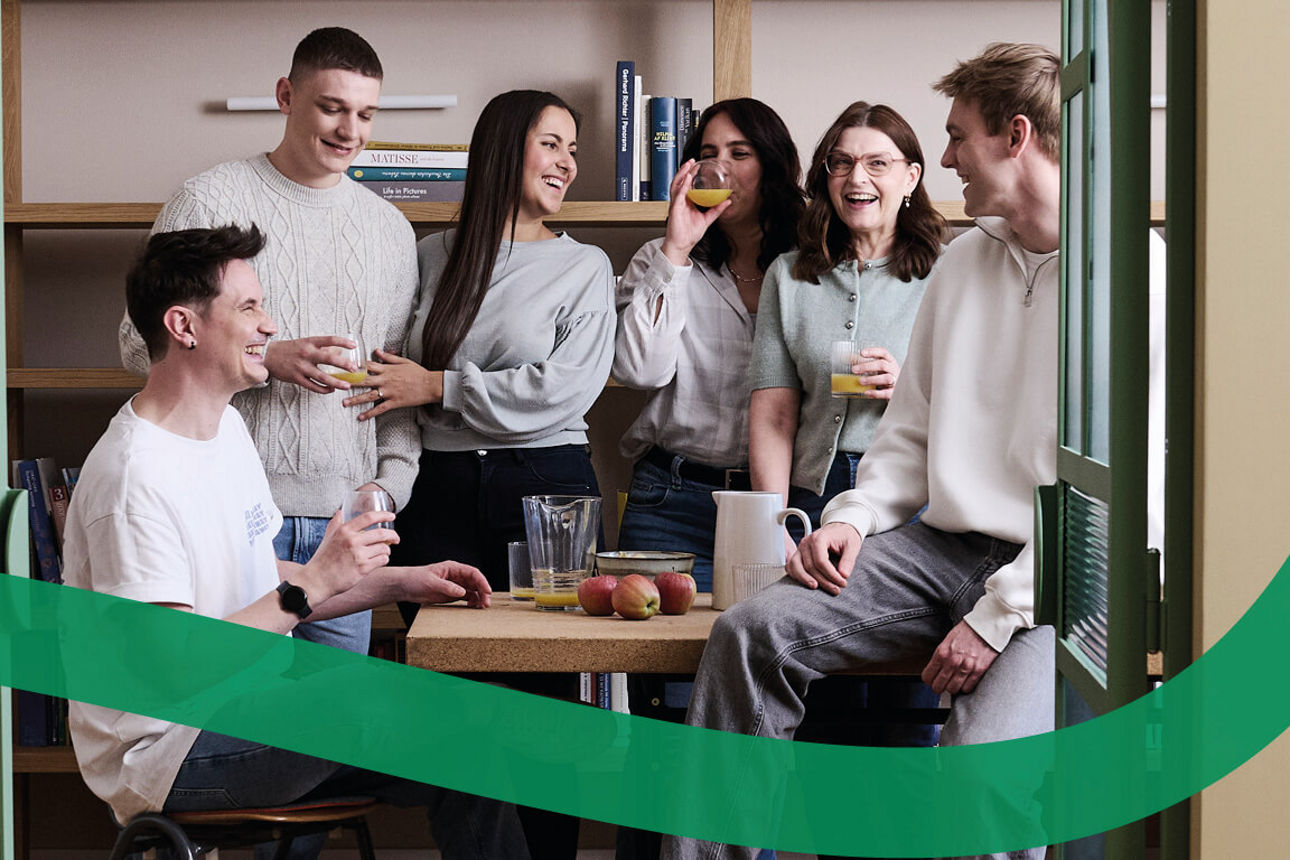 Eine Gruppe mit Männern und Frauen bei einem Umzug in gelassenem, feierlichem Ambiente