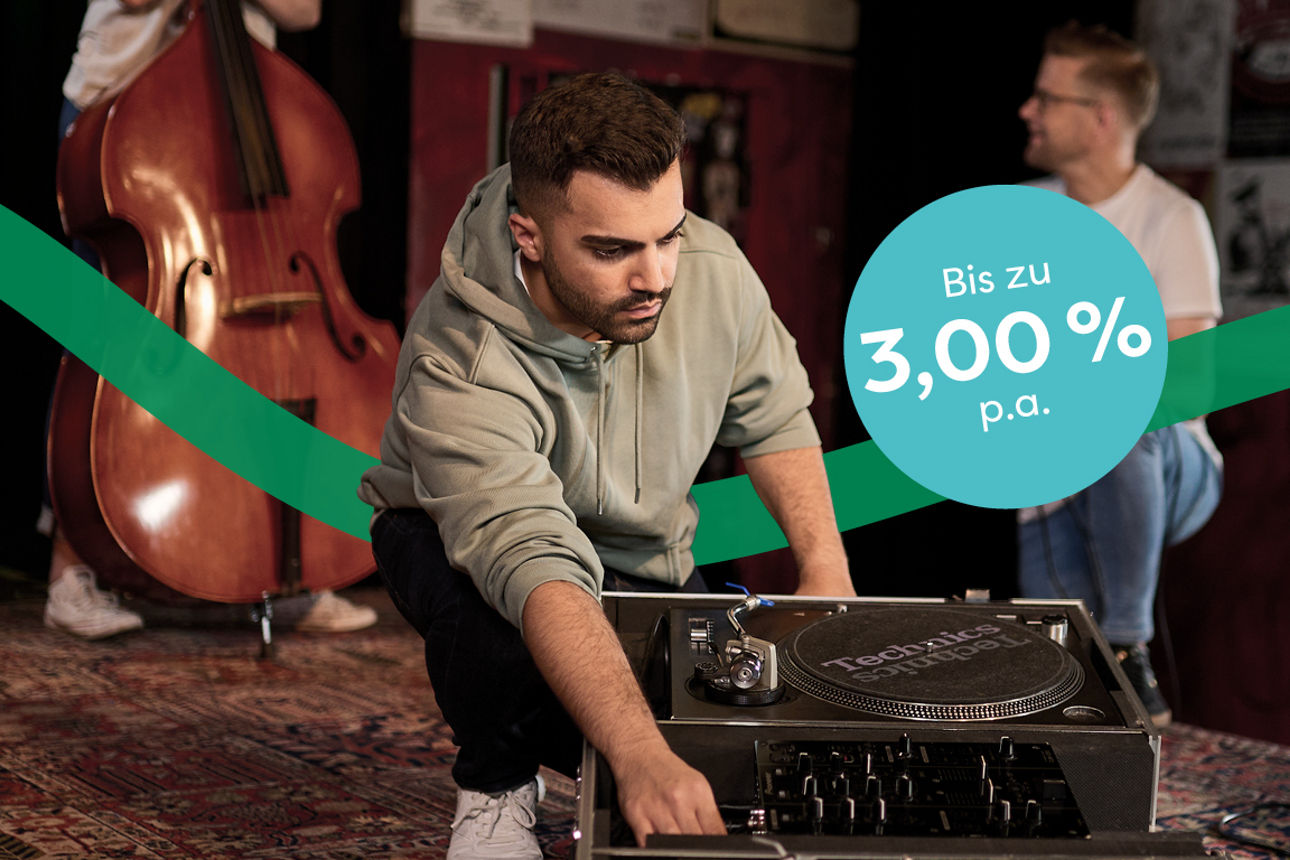 Ein Mann baut ein DJ Set auf. 