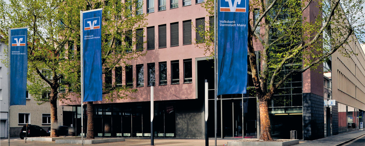 Blick auf das Gebäude der Volksbank Darmstadt Mainz eG am Balthasar-Maler-Platz in Mainz