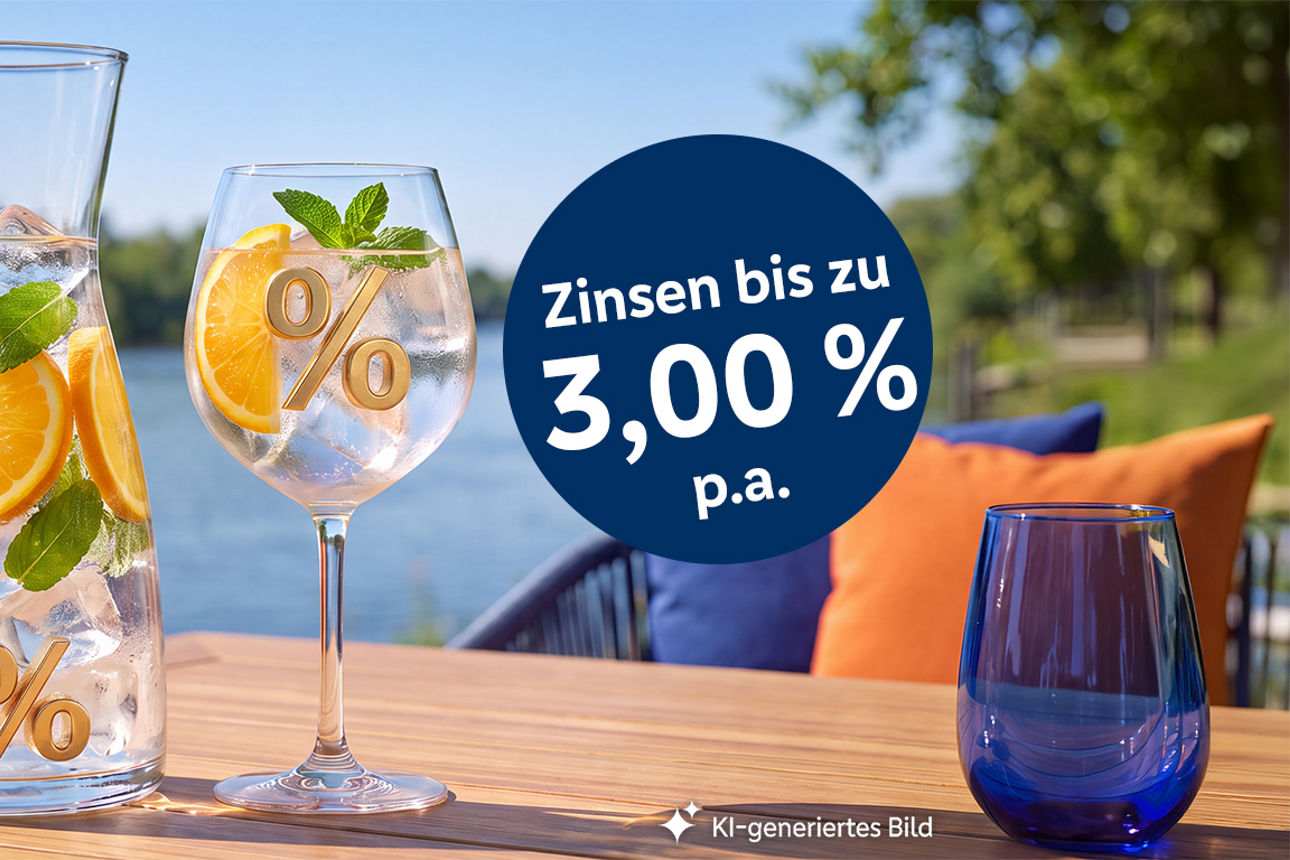 Karaffe und Glas sind mit Wasser, Orangen, Eiswürfeln und Prozentzeichen gefüllt. Im Hintergrund ist ein Fluss zu sehen. Text "Zinsen bis zu 3,00 % p. a.", KI-generiertes Bild