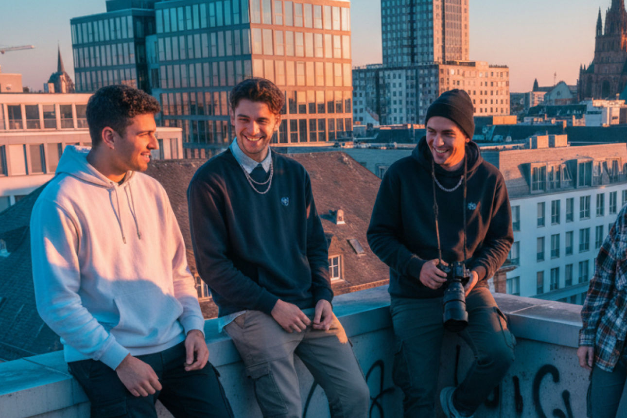 Gruppe mit Jugendlichen auf einer Dachterrasse, KI-generiertes Bild