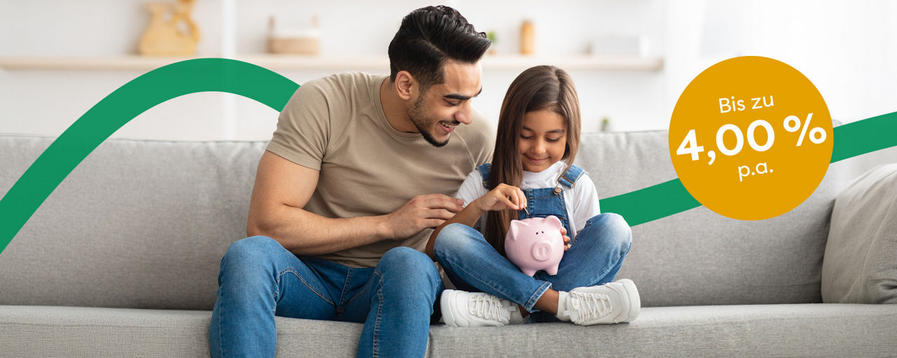 Ein Mann sitzt mit seiner Tochter auf dem Sofa und wirft Münzen in ein Sparschwein.