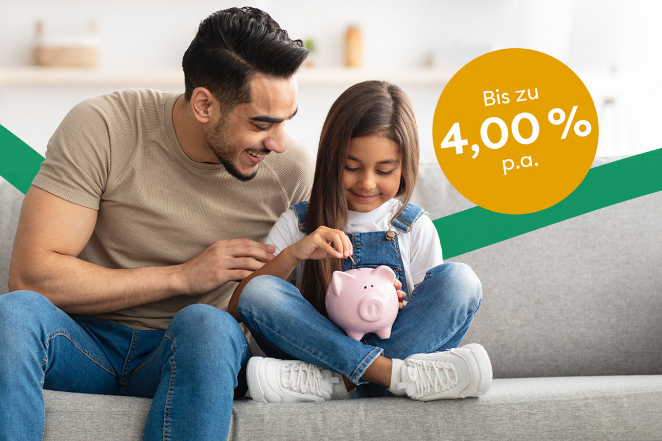 Ein Mann sitzt mit seiner Tochter auf dem Sofa und wirft Münzen in ein Sparschwein.