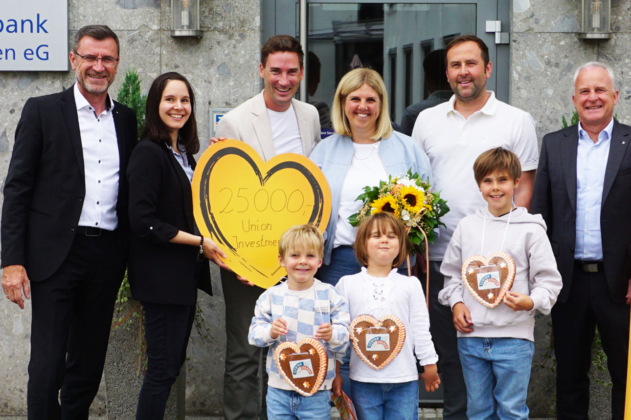 Raiffeisenbank Pfaffenhausen eG überreicht 35.000 € – herzlicher Glückwunsch an die Gewinnerfamilie!