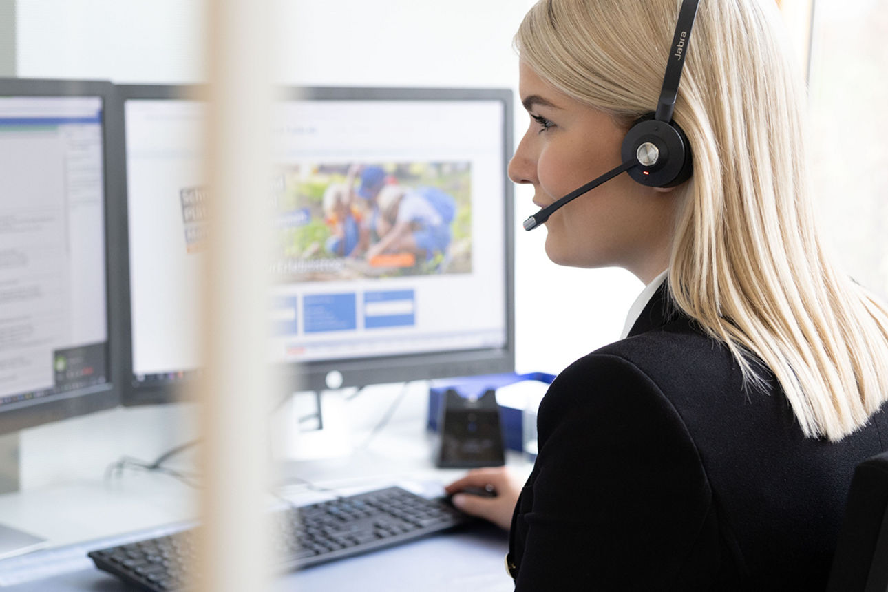 KundenServiceCenter Mitarbeiterin im Telefonat 