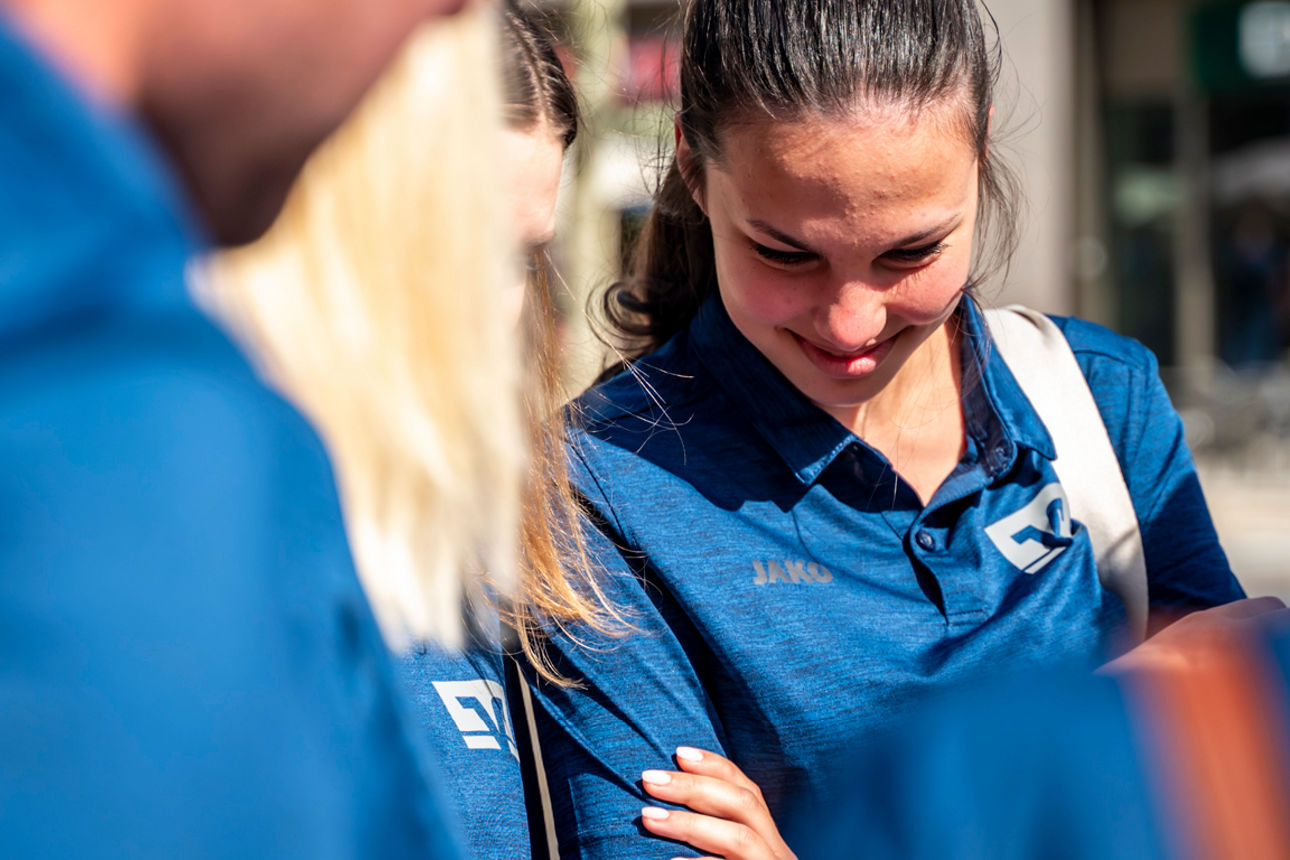 Im Fokus ist eine Auszubildende zu sehen.