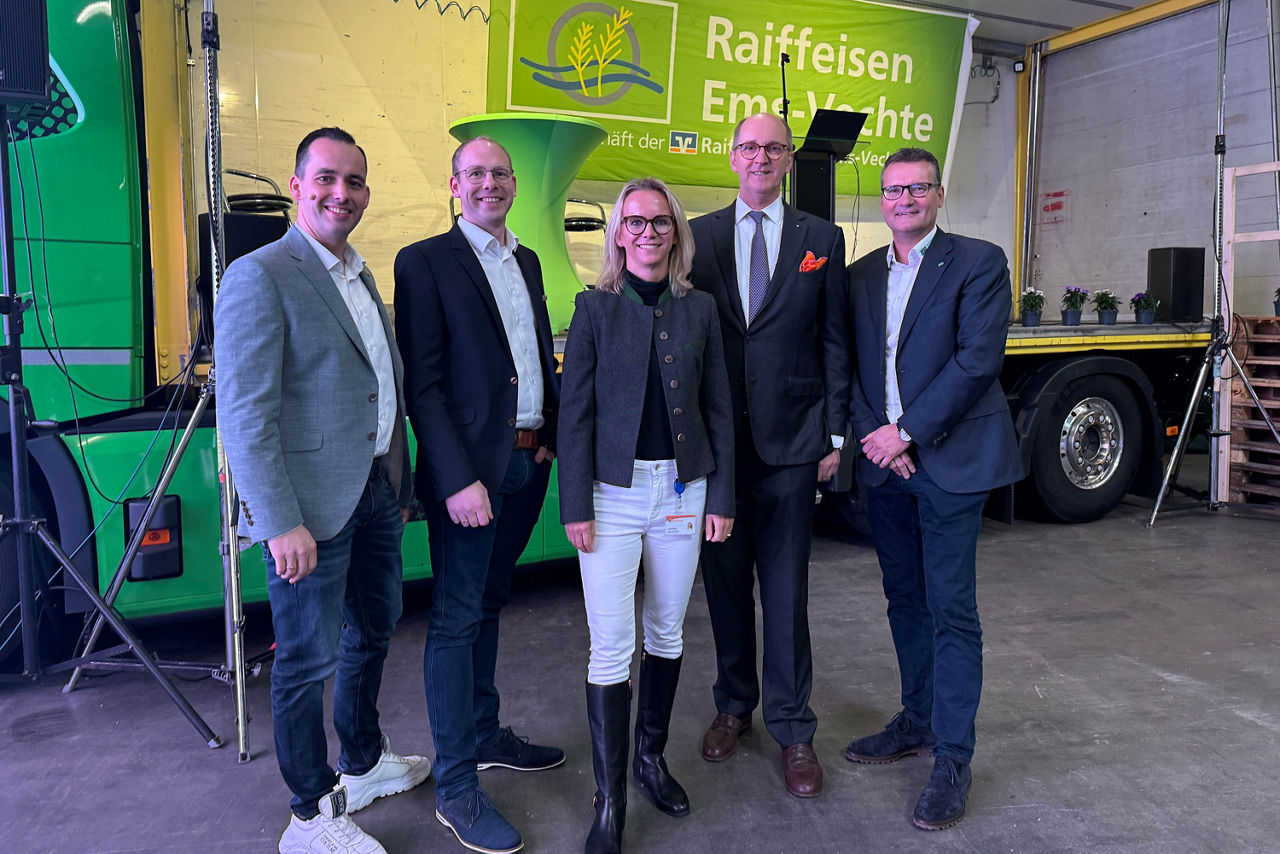 fünf Personen vor einem Messestand