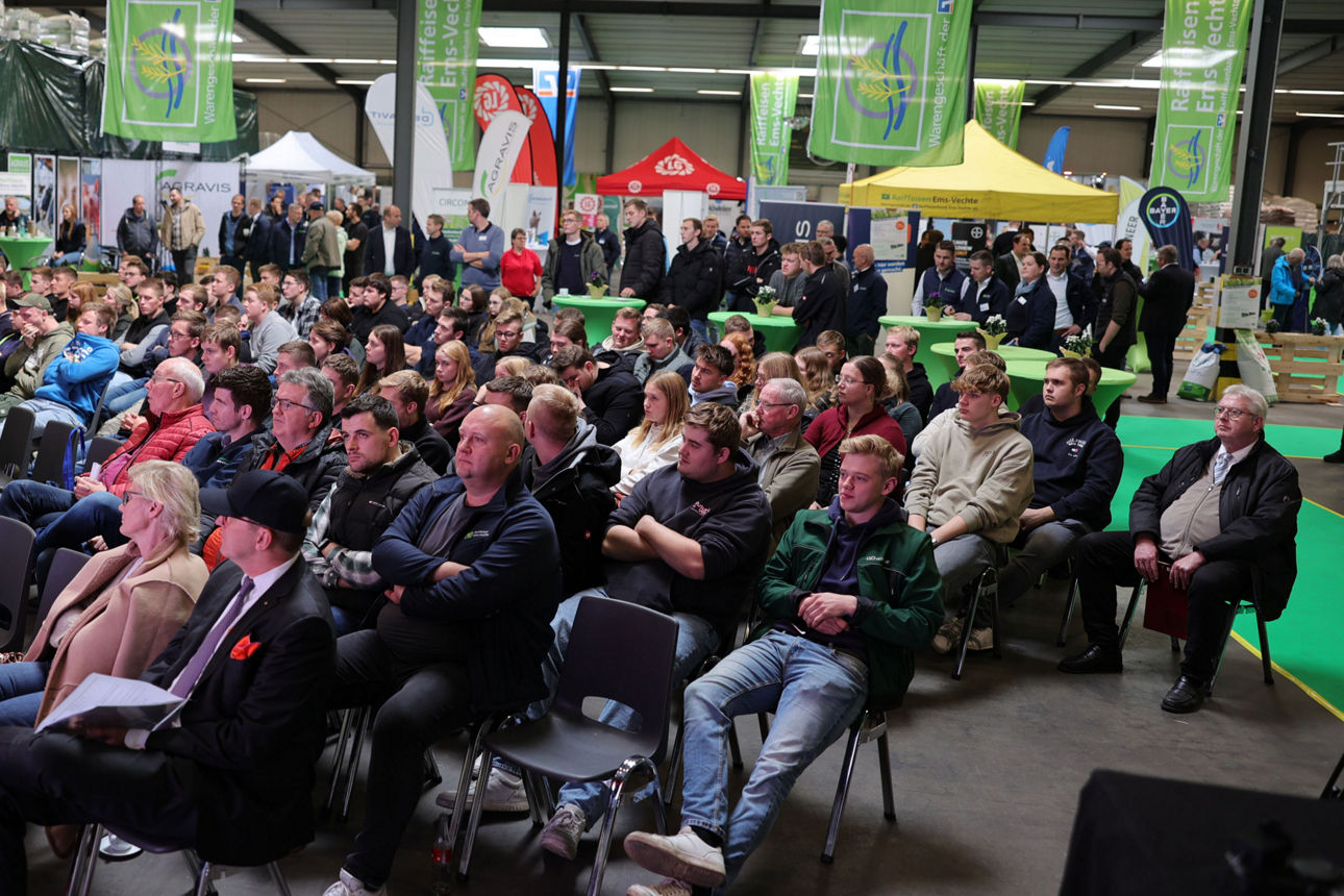 bestuhlter Raum mit vielen Menschen