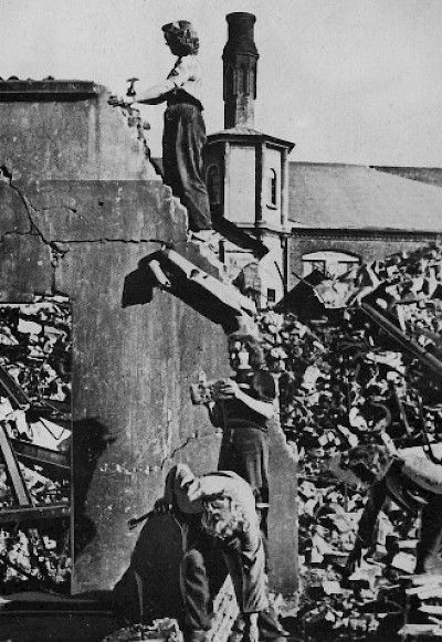 Fotografie Trümmern nach der Bombardierung