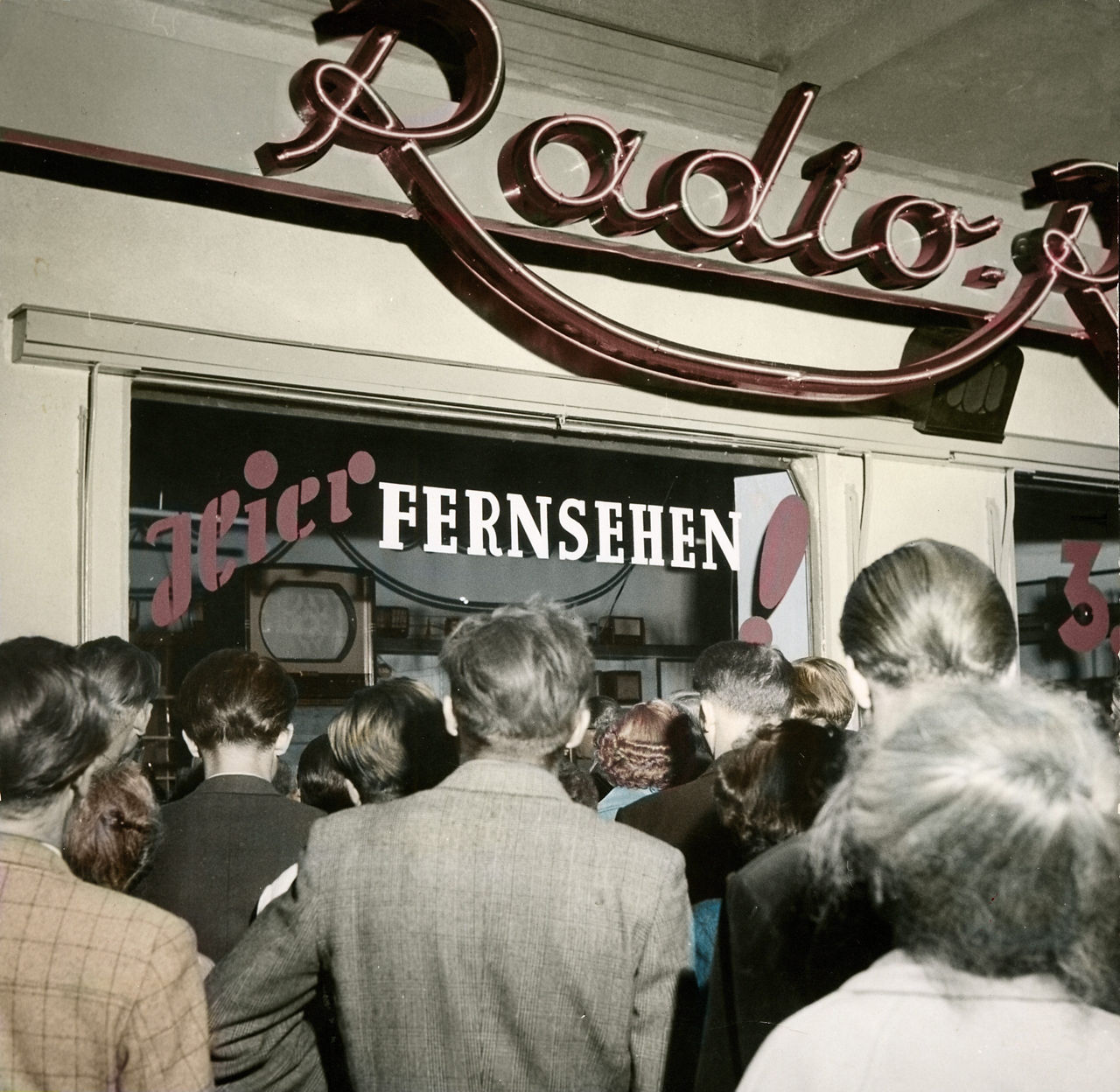 Historisches Bild Menschen vor einem Elektronikgeschäft