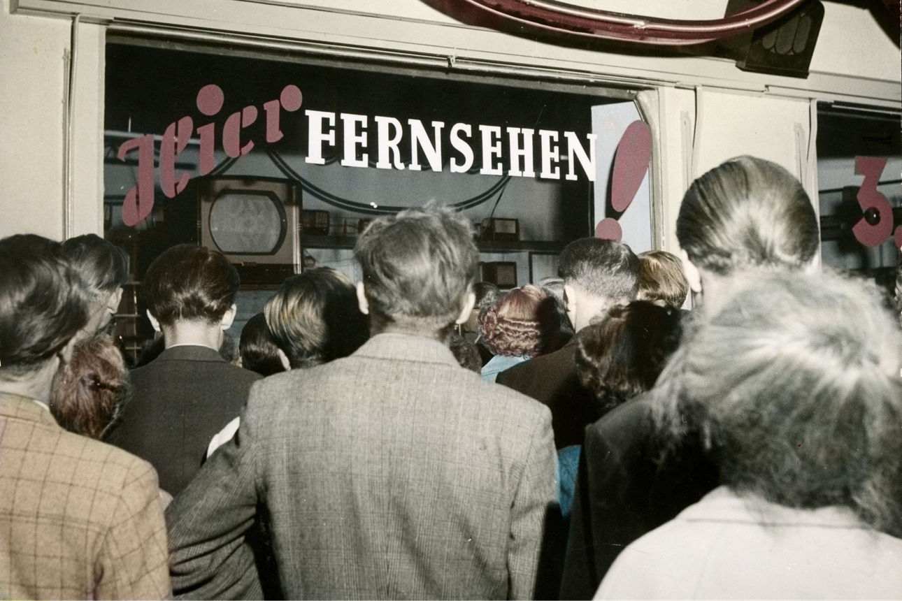 Historisches Bild Menschen vor einem Elektronikgeschäft