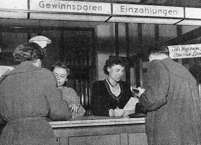 Fotografie eines alten Gewinnsparschalters aus dem Jahre 1953