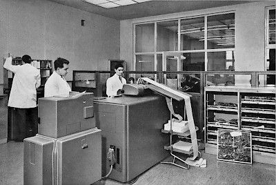 Fotografie eines Schalters und der alten Lochkarten