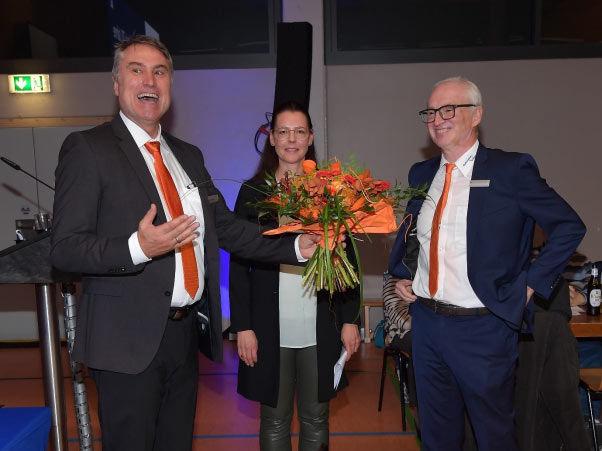 Frau Lewalter Düssel und Herr Dr. Simsch überreichten Herrn Lützenkirchen einen Blumenstrauß.