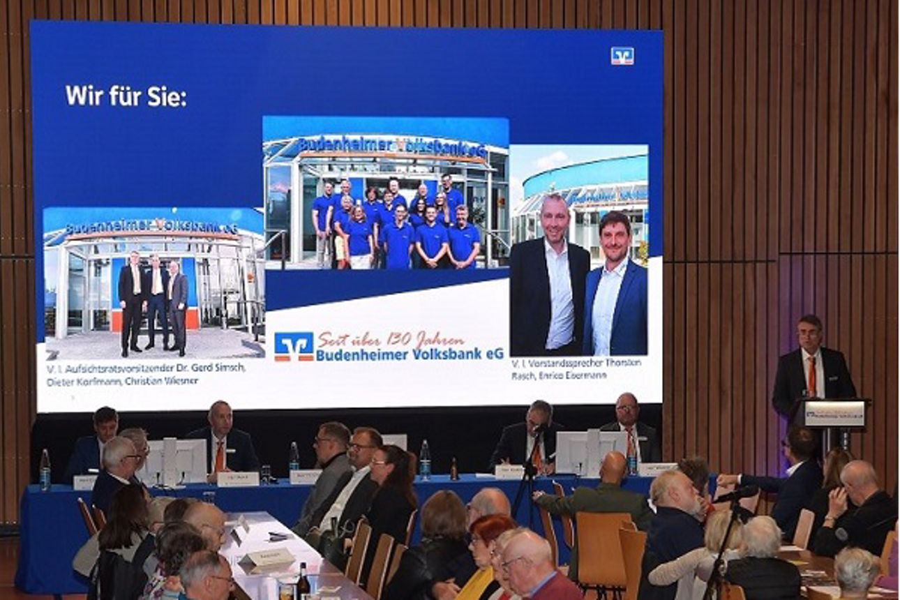 Aufnahme der Teilnehmenden und des Redners - Generalversammlung der Budenheimer Volksbank eG am 25.10.2024