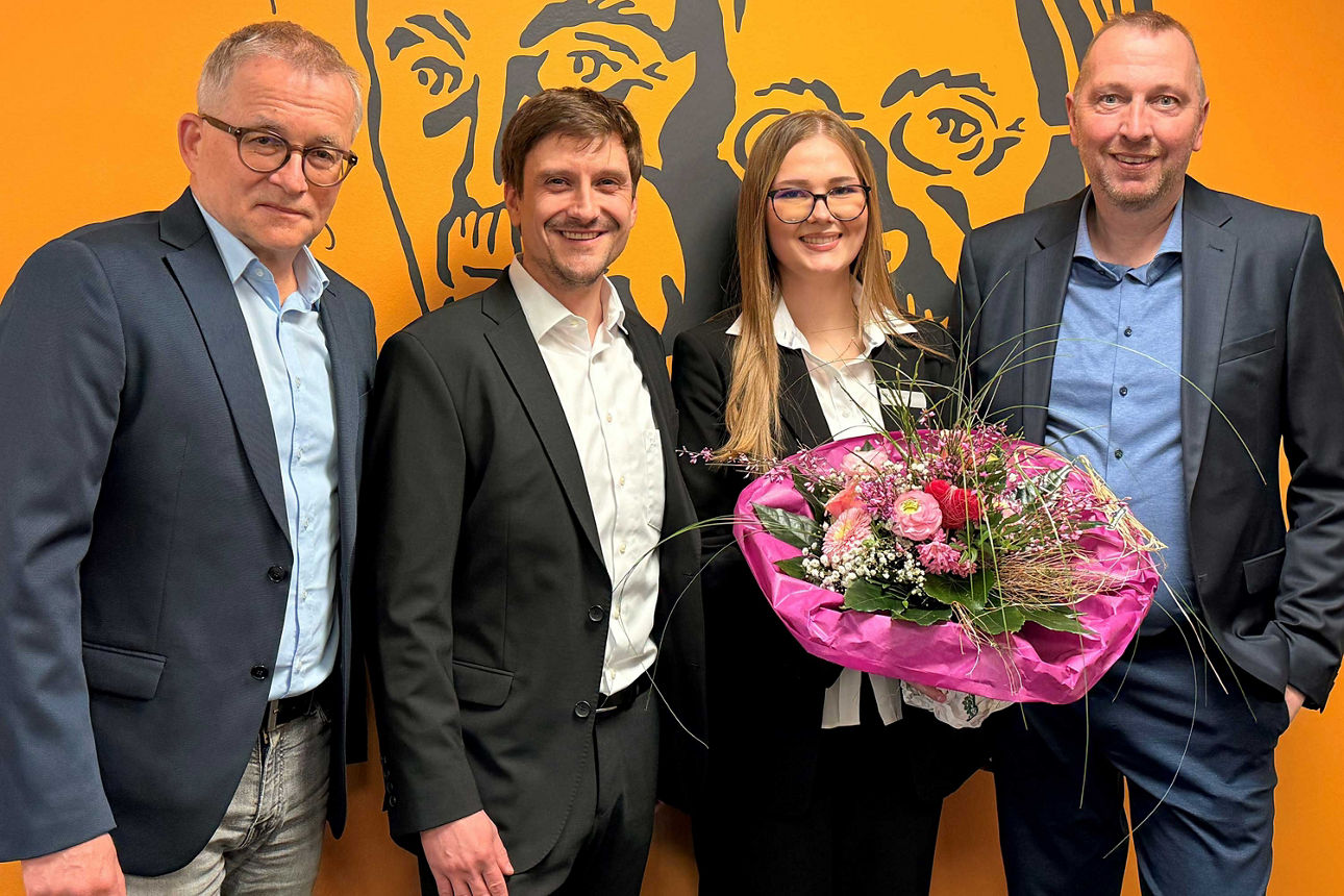 Foto vom Vorstand der Bank und Frau Lucia Scifo
