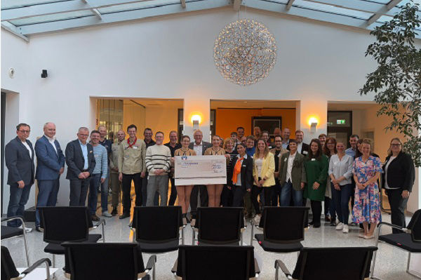 Foto von einer Gruppe von Menschen in einem großen Saal.