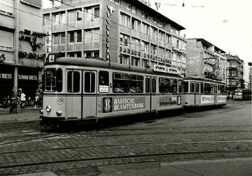 Historisches Bild einer Straßenbahn in Karlsruhe