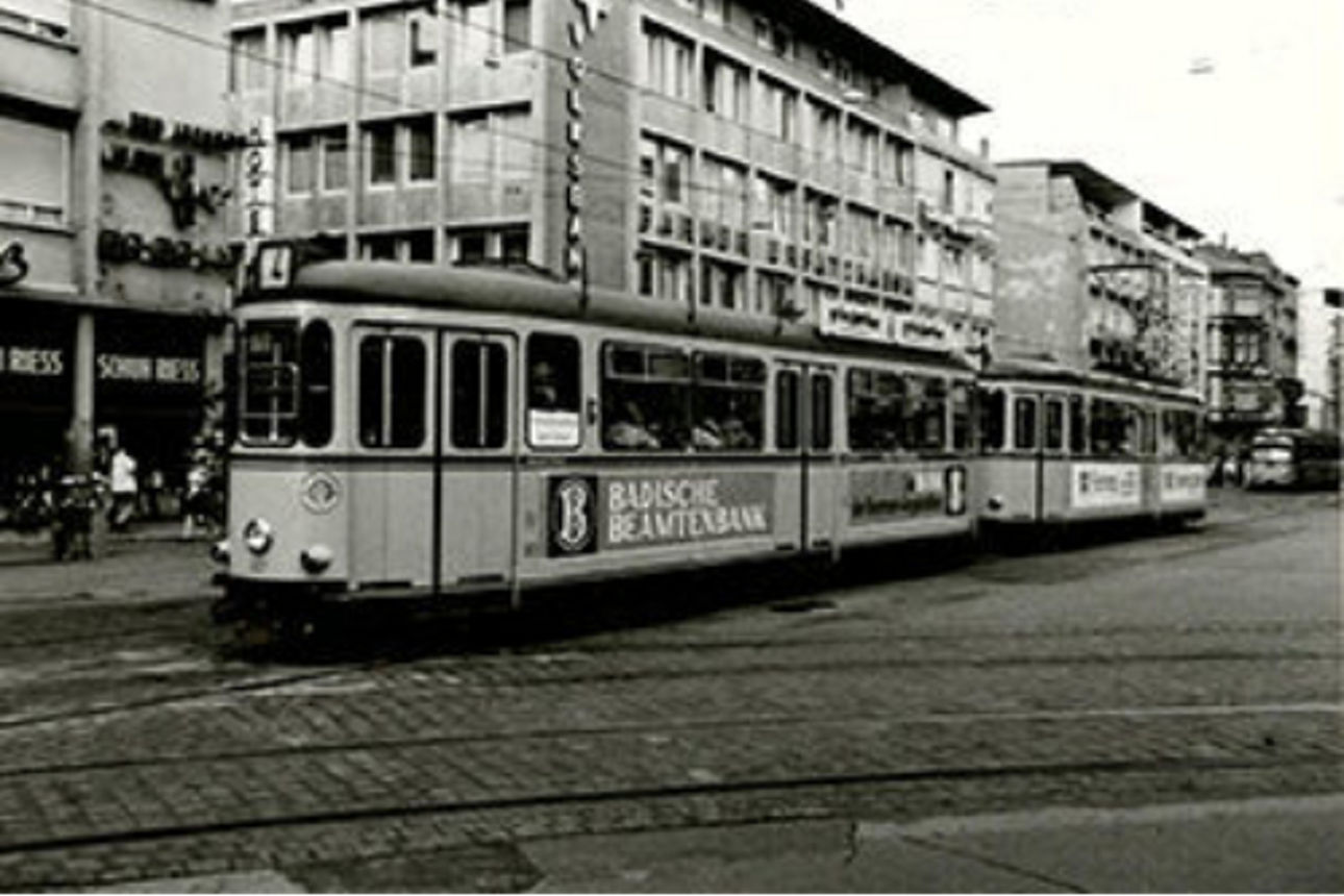Historisches Bild einer Straßenbahn in Karlsruhe