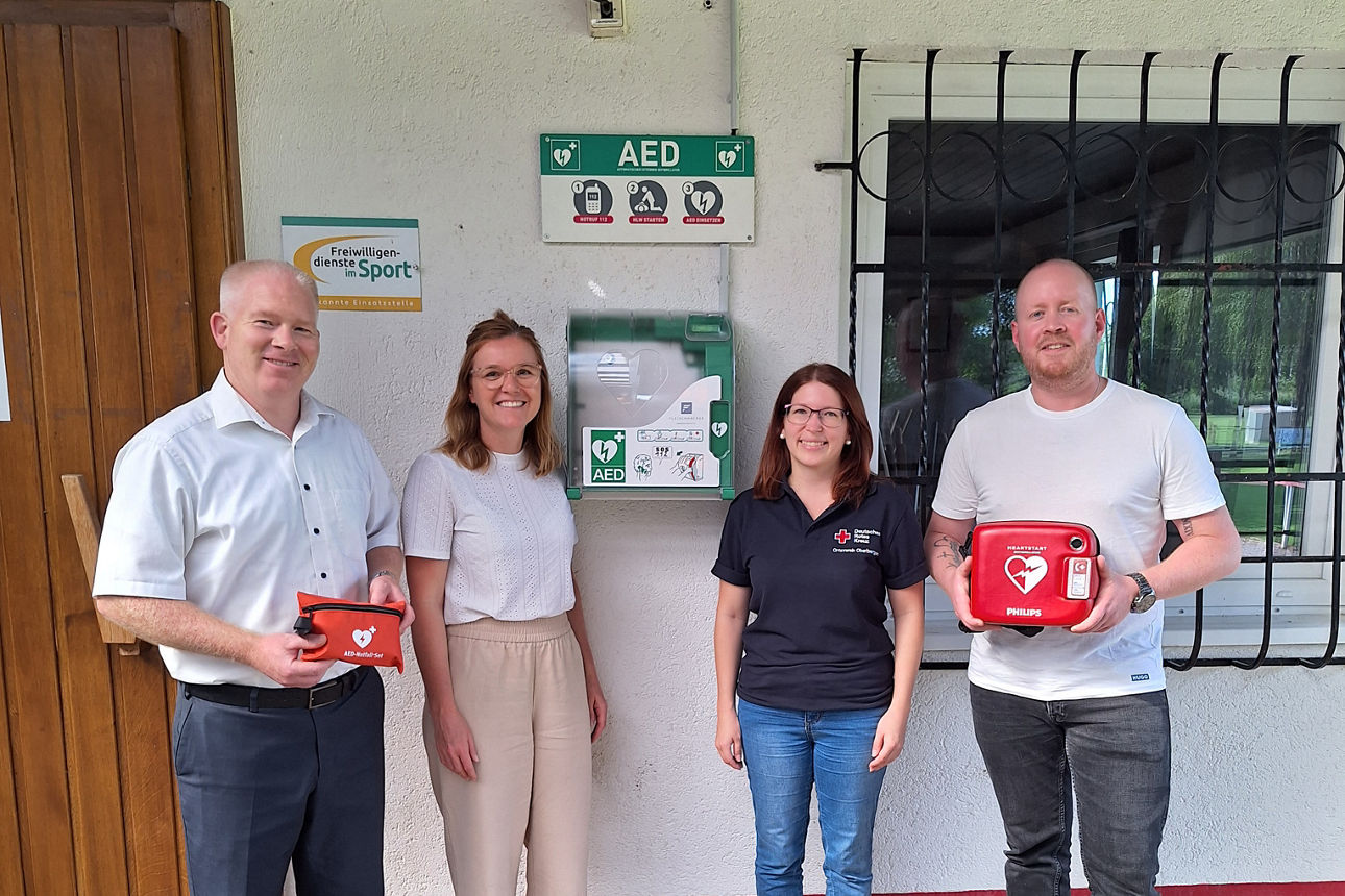 Freiwillige, die mit lebensrettenden Hilfsmitteln ausgestattet sind.