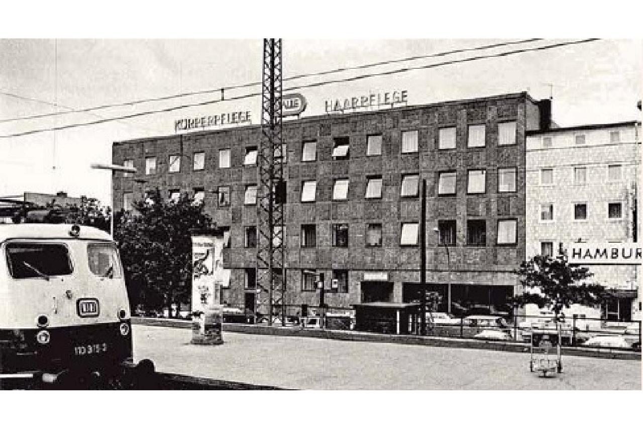 Im Hintergrund des Bahnhofs Altona das Bankgebäude