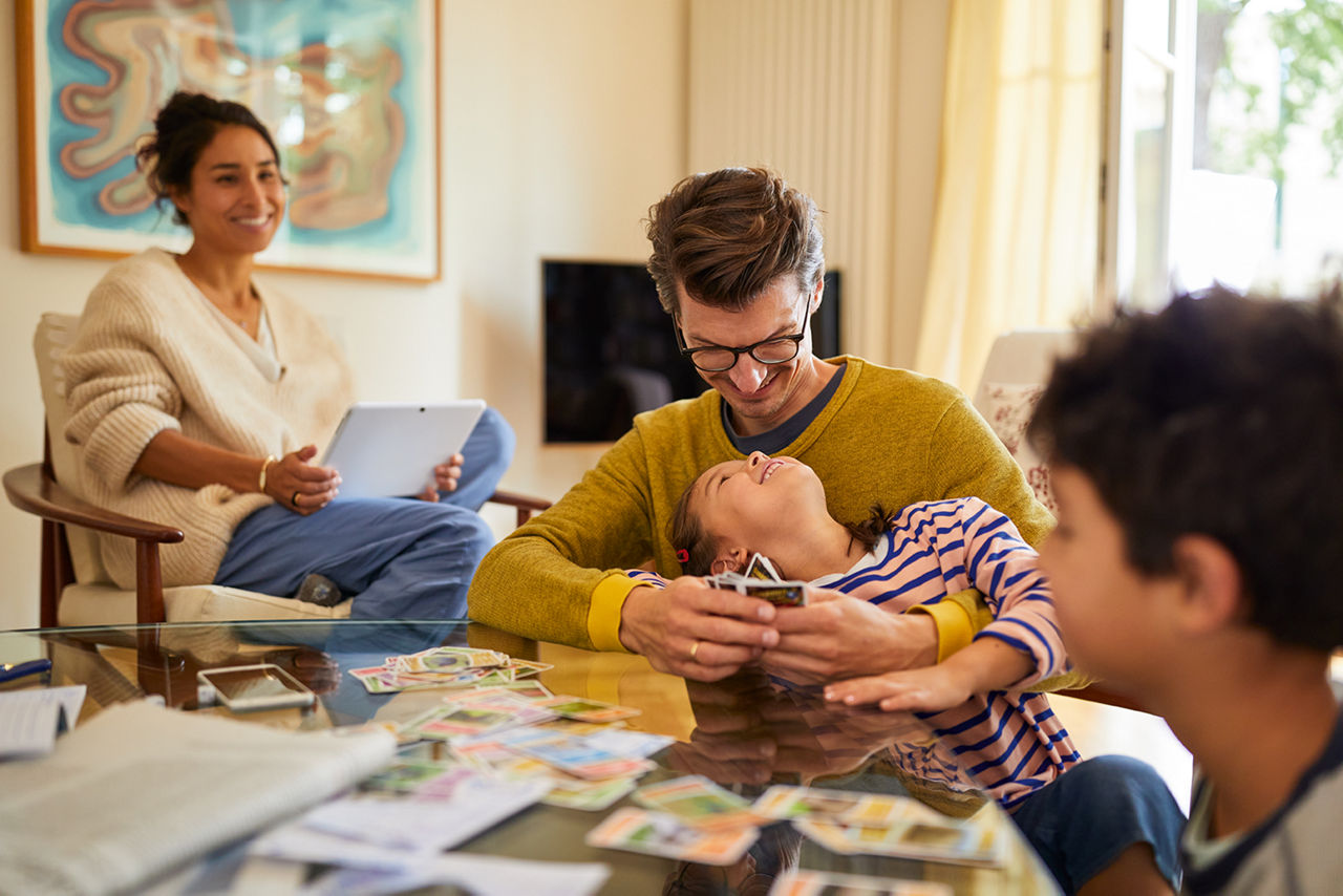 Junge Familie mit zwei Kindern verbingt Zeit im Wohnzimmer