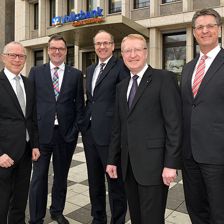 Volksbank Kassel Göttingen, Vorstand, (v.l.n.r.) Volker Stern (Vorstandsmitglied), Markus Bludau (Vorstandsmitglied), Hans-Christian Reuß (Vorstandsmitglied), Martin Schmitt (Vorstandsvorsitzender), Wolfgang Osse (Vorstandsmitglied)
