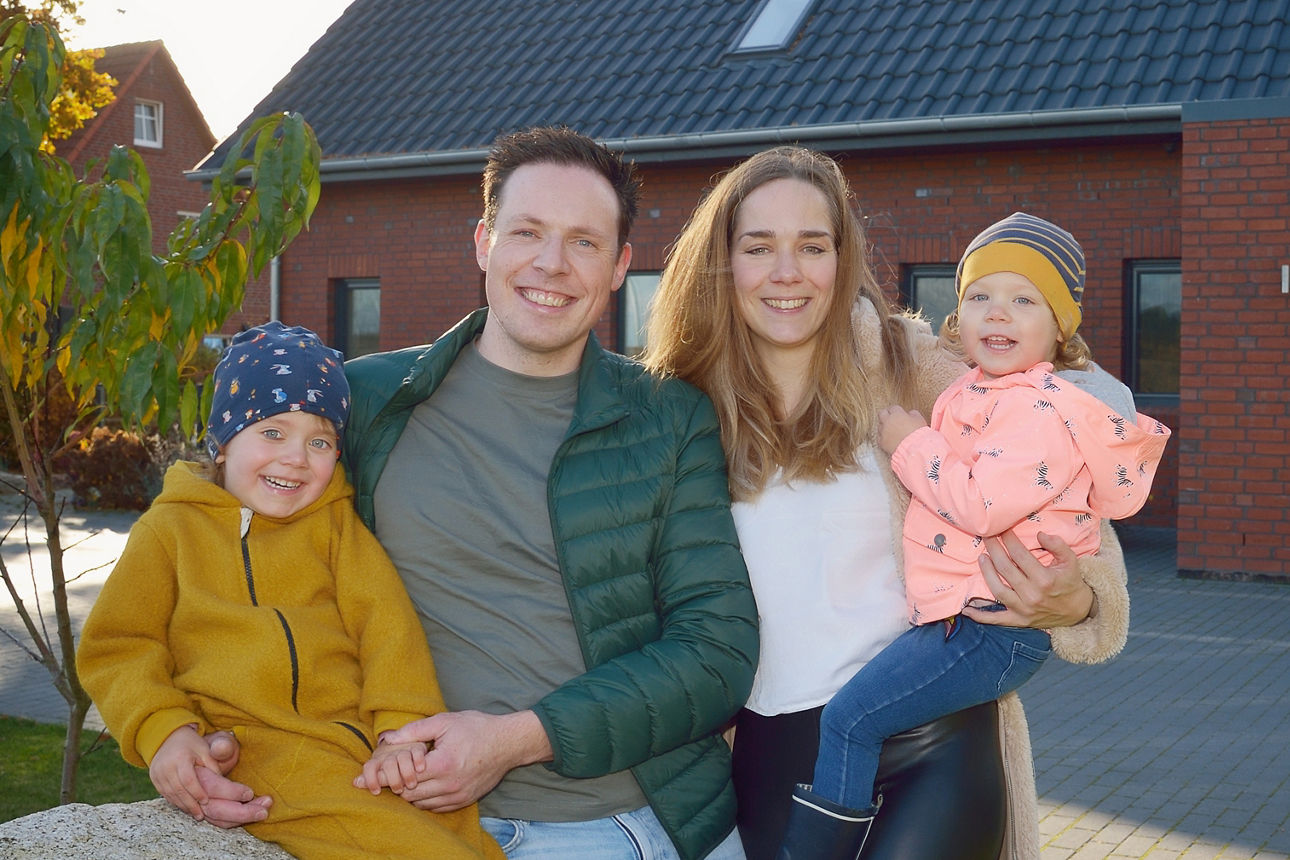 Familie Prüser vor ihrem Wunschhaus