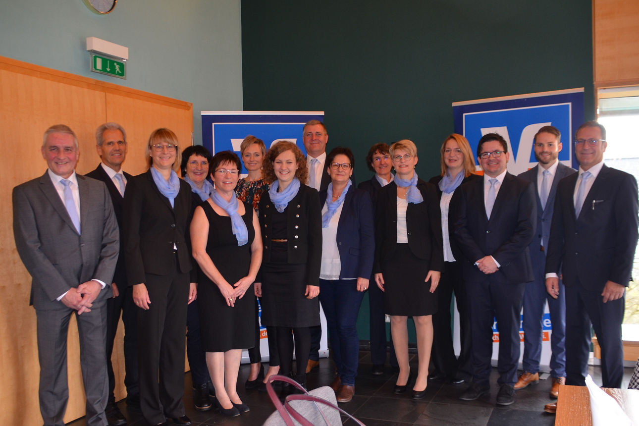 Die geehrten Mitarbeiterinnen und Mitarbeiter mit den Vorständen