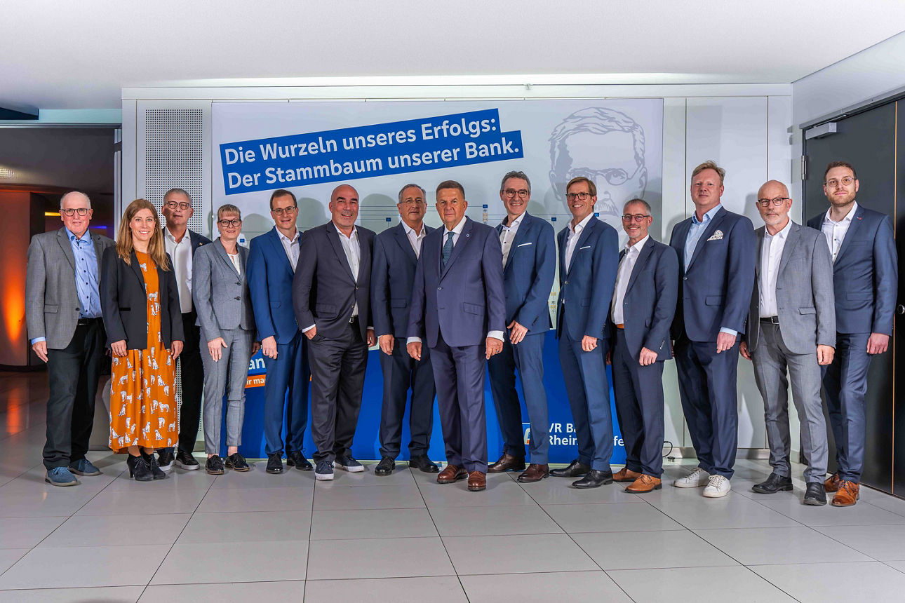 Mehrere Personen stehen zu einem Gruppenbild zusammen