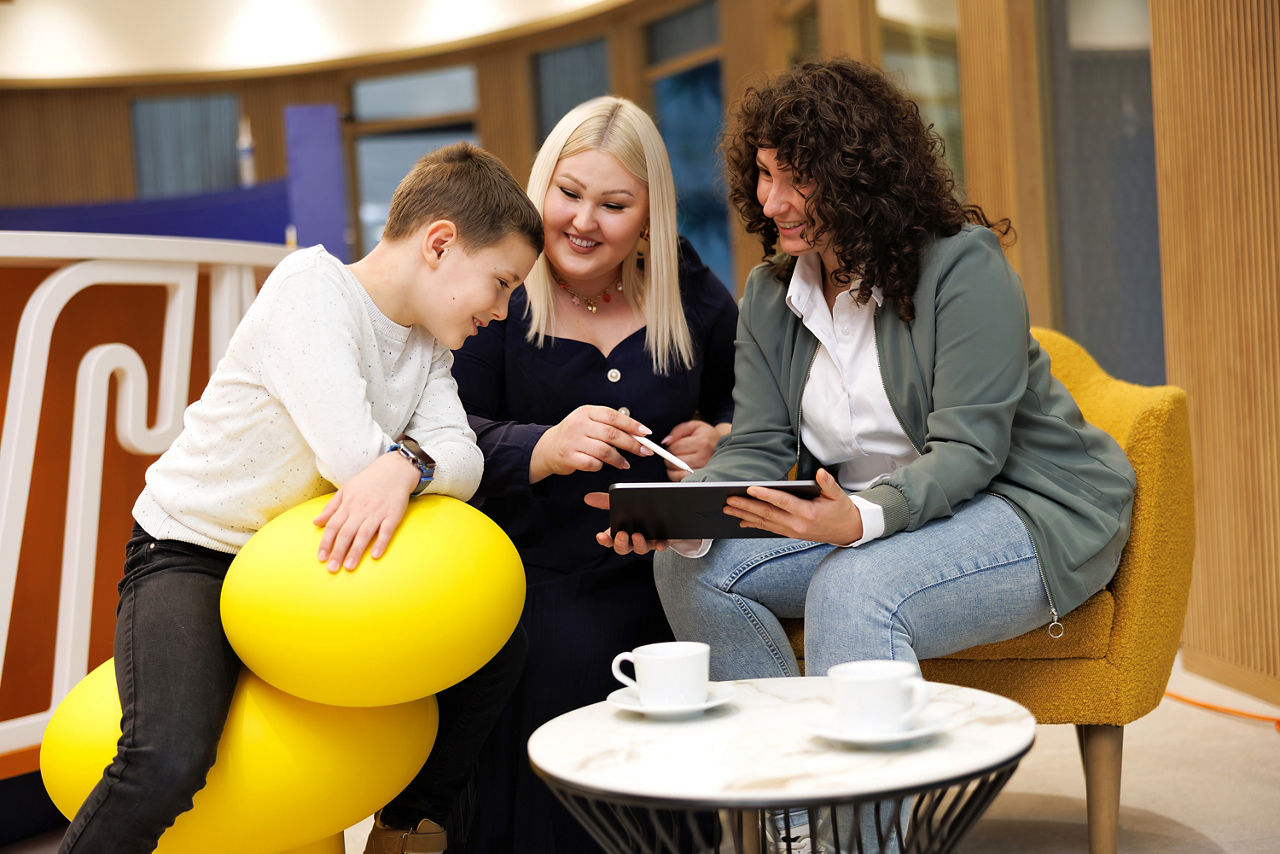 Zwei Mitarbeiter der Bäckerei Katz in der Backstube
