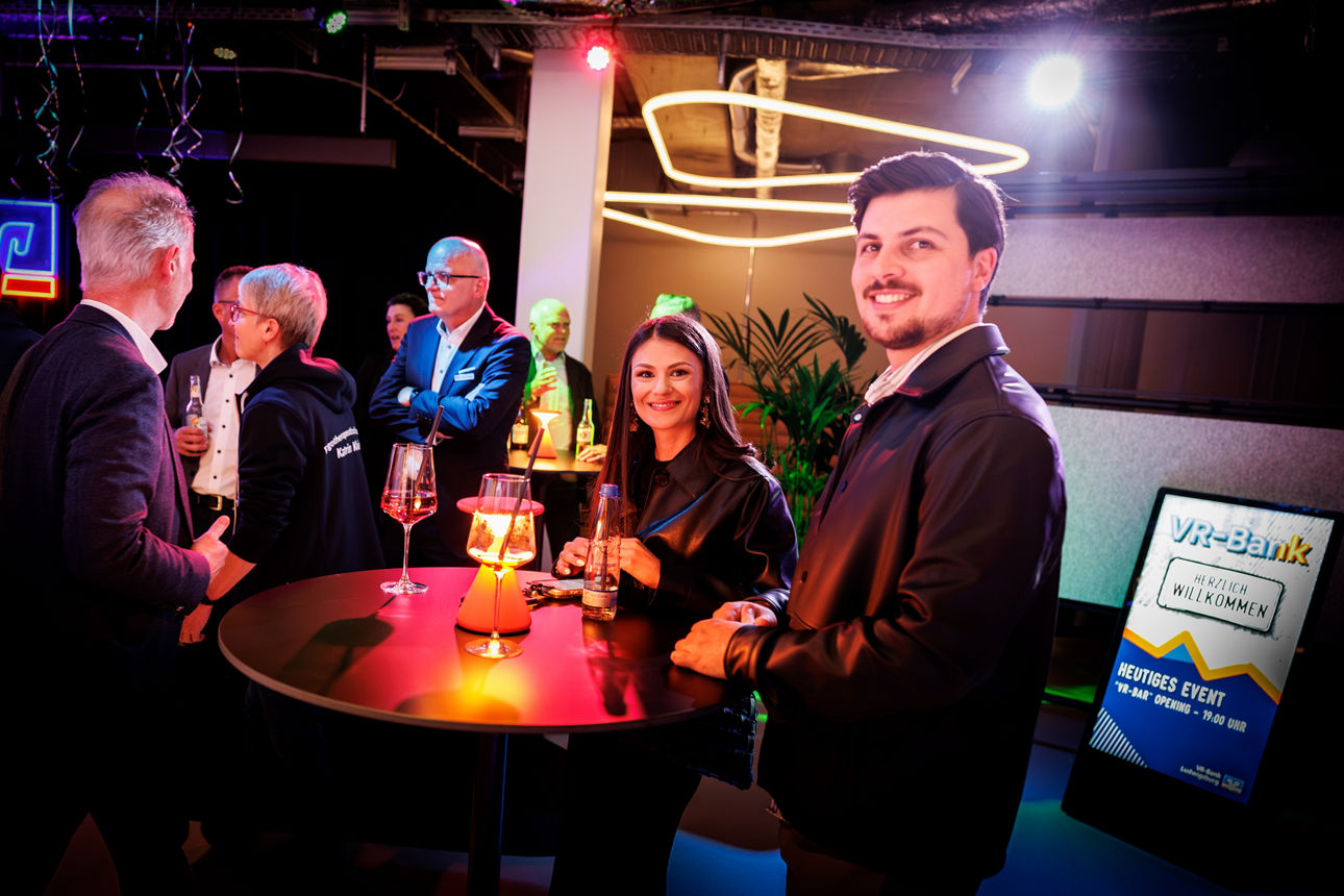 Gruppe von Personen in der neuen VR-Bar