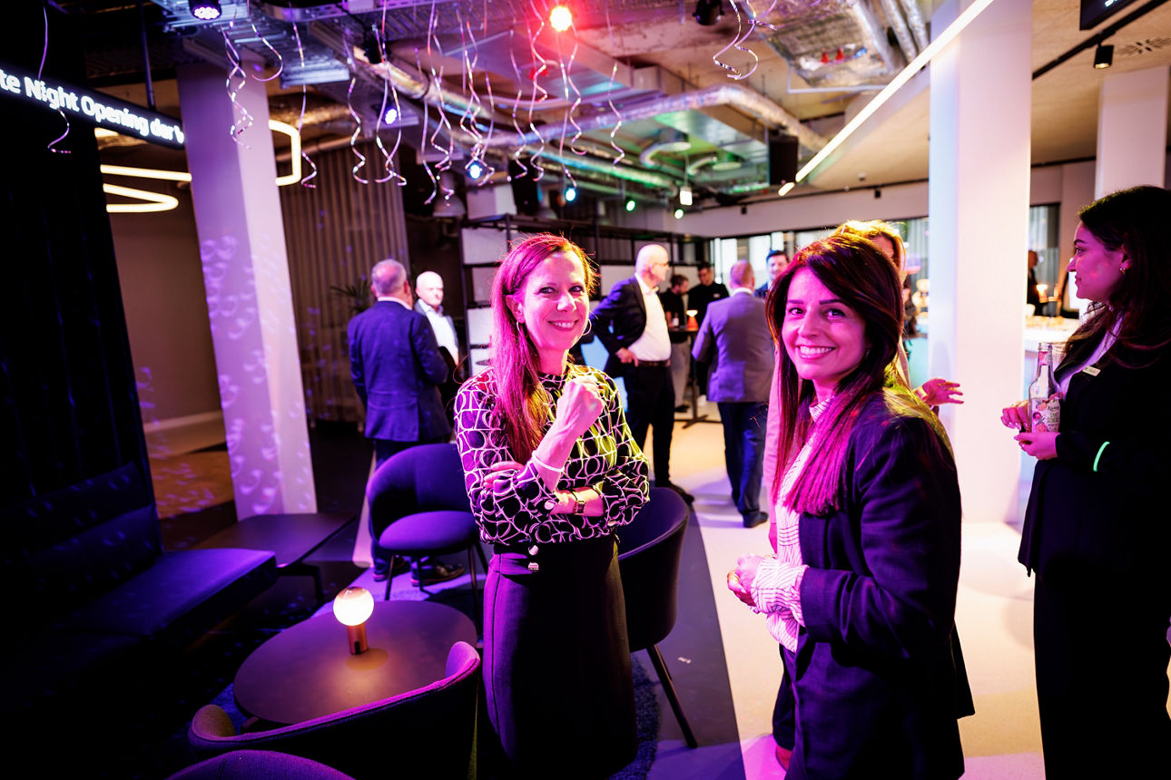 Zwei Mitarbeiterinnen der VR-Bank wärend des Eröffnungsevents in der VR-Bar
