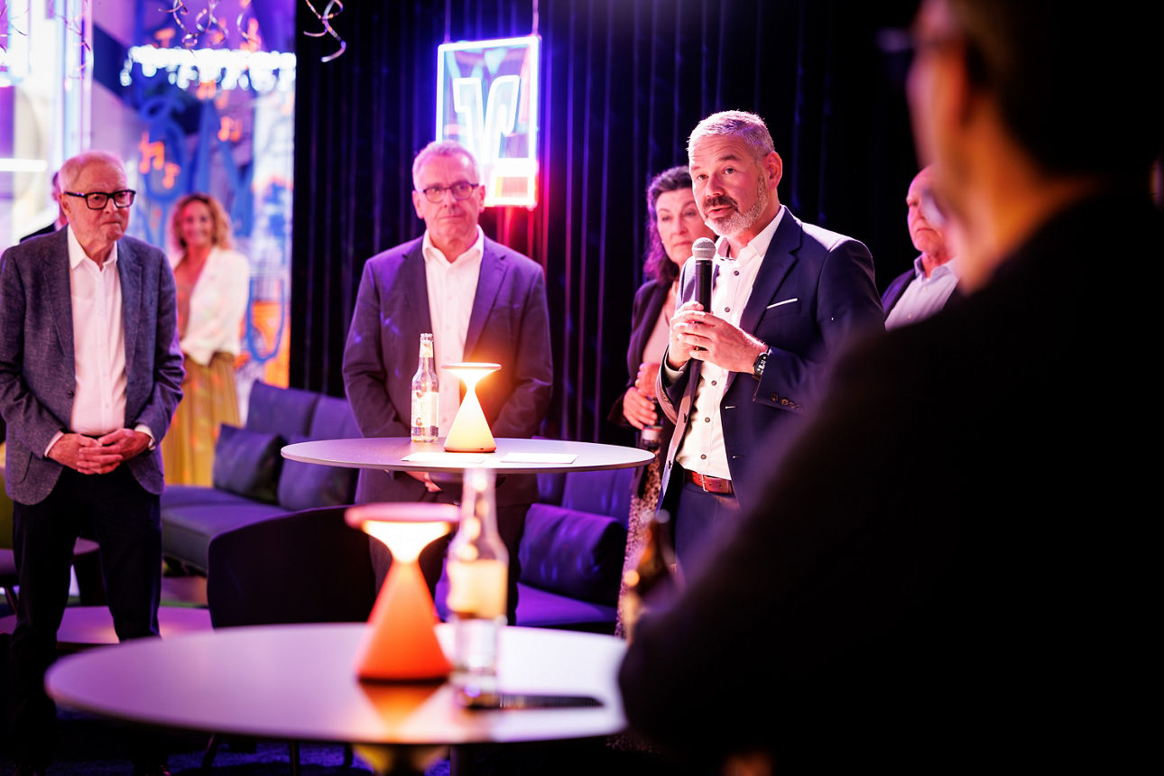 Heiko Herbst während seiner Rede umgeben von Gästen des Events