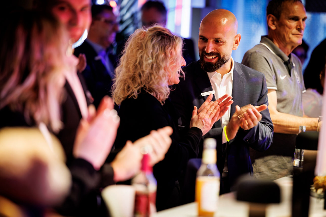 Menschengruppe bei einem Event in der VR-Bar