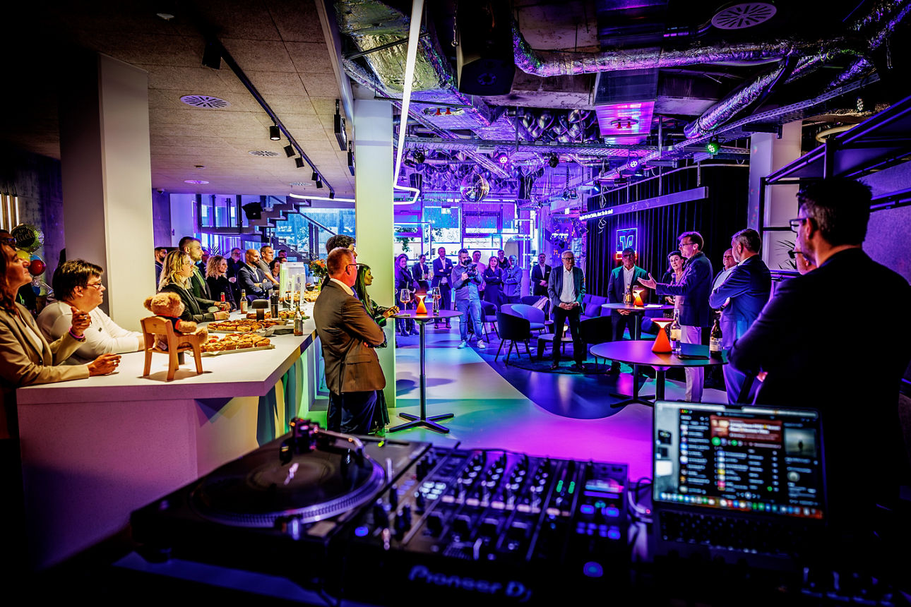 Blick über den DJ-Pult in der neuen VR-Bar