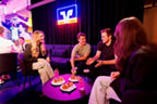 Kunden in der Lounge der VR-BARnk