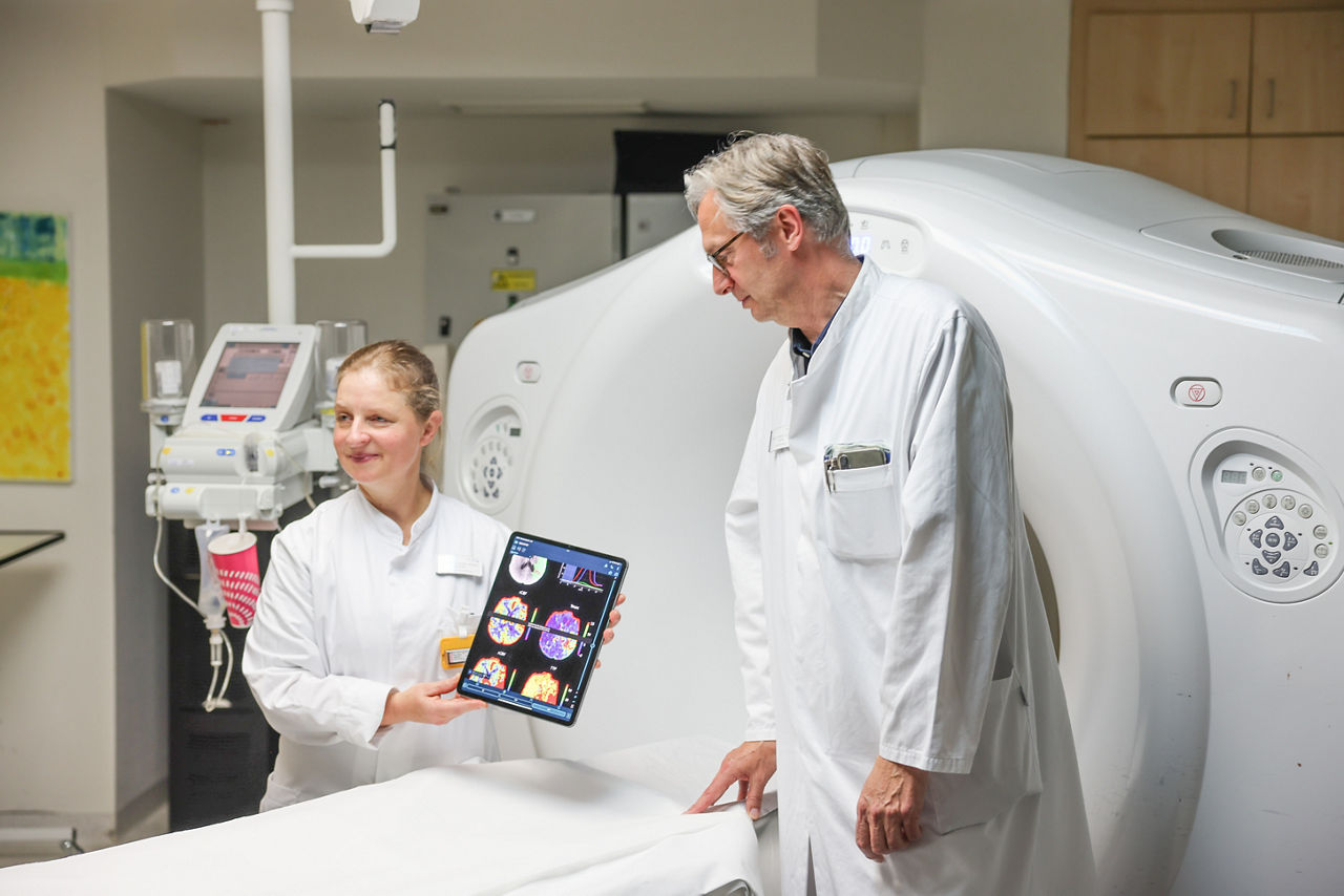 Mehrere Personen in einem medizinischen Umfeld