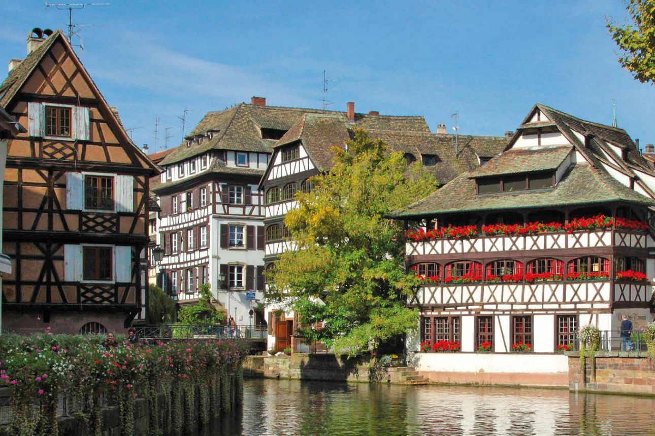 Altstäditsche Fachwerkhäuser an einem kleinen Fluss.