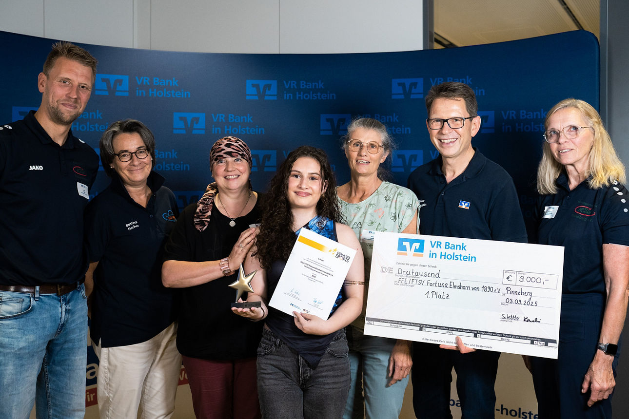 Gruppenfoto der Gewinner des „Stern des Sports“ in Bronze 2025 mit Vertretern der VR Bank in Holstein und des KSV