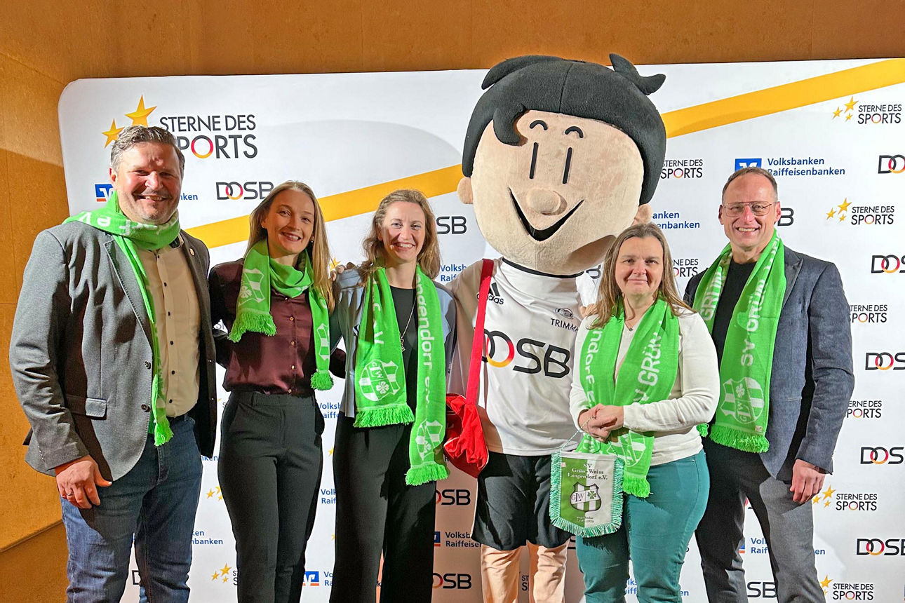 Gruppenfoto mit Trimmy, dem Maskottchen vom DOSB