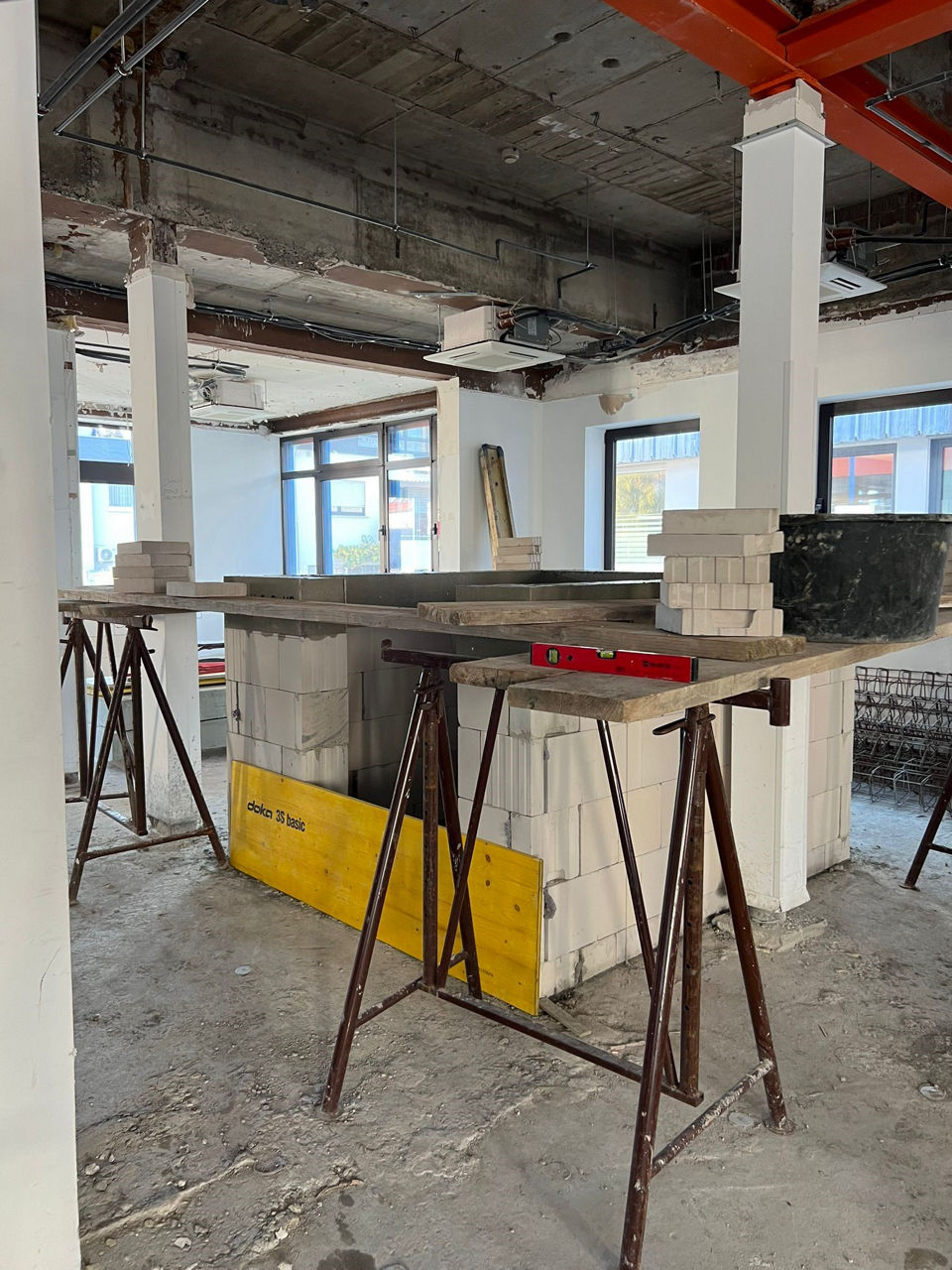 Die Zahl 2,025% steigt aus einem Weihnachtsgeschenk empor