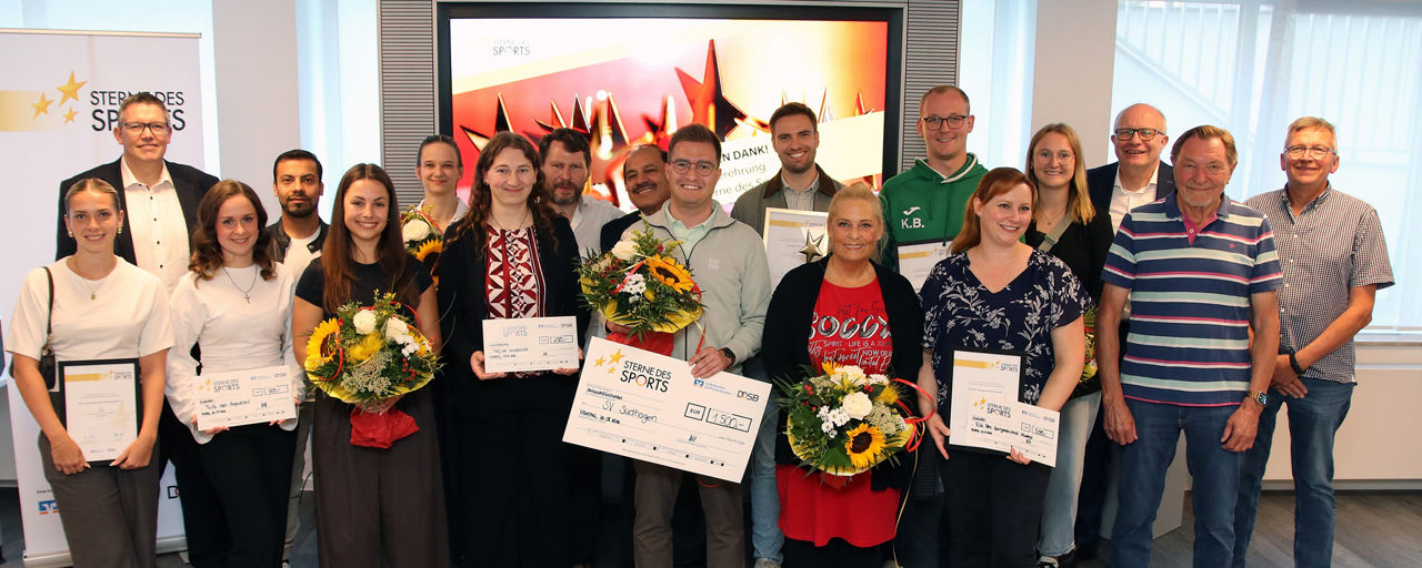 Die Gewinner der „Sterne des Sports“ 2026 aus der Region Paderborn und Lippe gemeinsam mit Jury und Vertreter der Volksbank